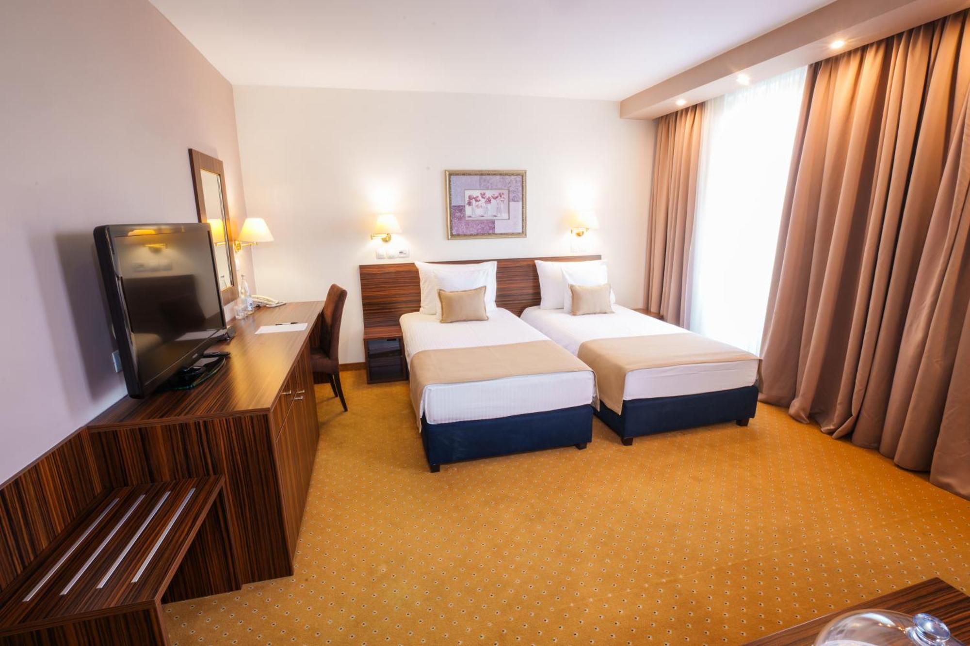 Hotel Monogram Park Ruma Zewnętrze zdjęcie